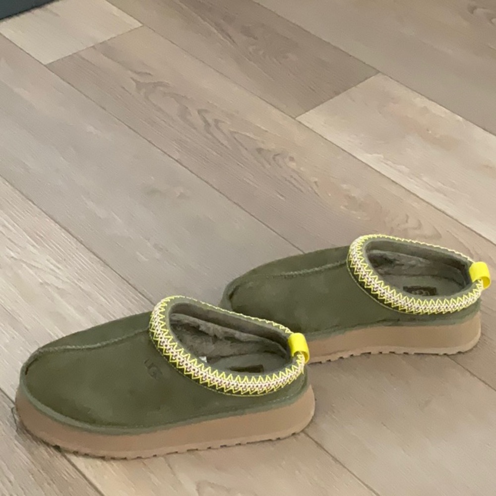 UGG womens Green Suede Slip-On Shoes size 7